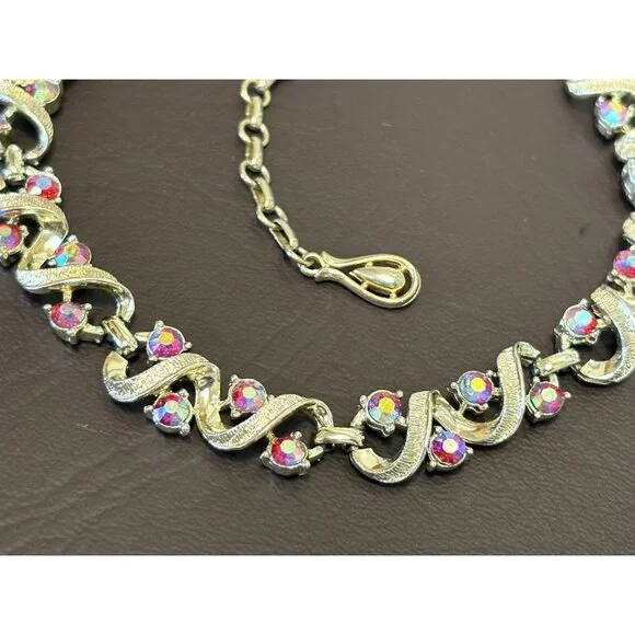 Gorgeous Vintage Signed Coro Gold Tone Red AB Rhinestone Leaf Choker Necklace - Picture 7 of 11